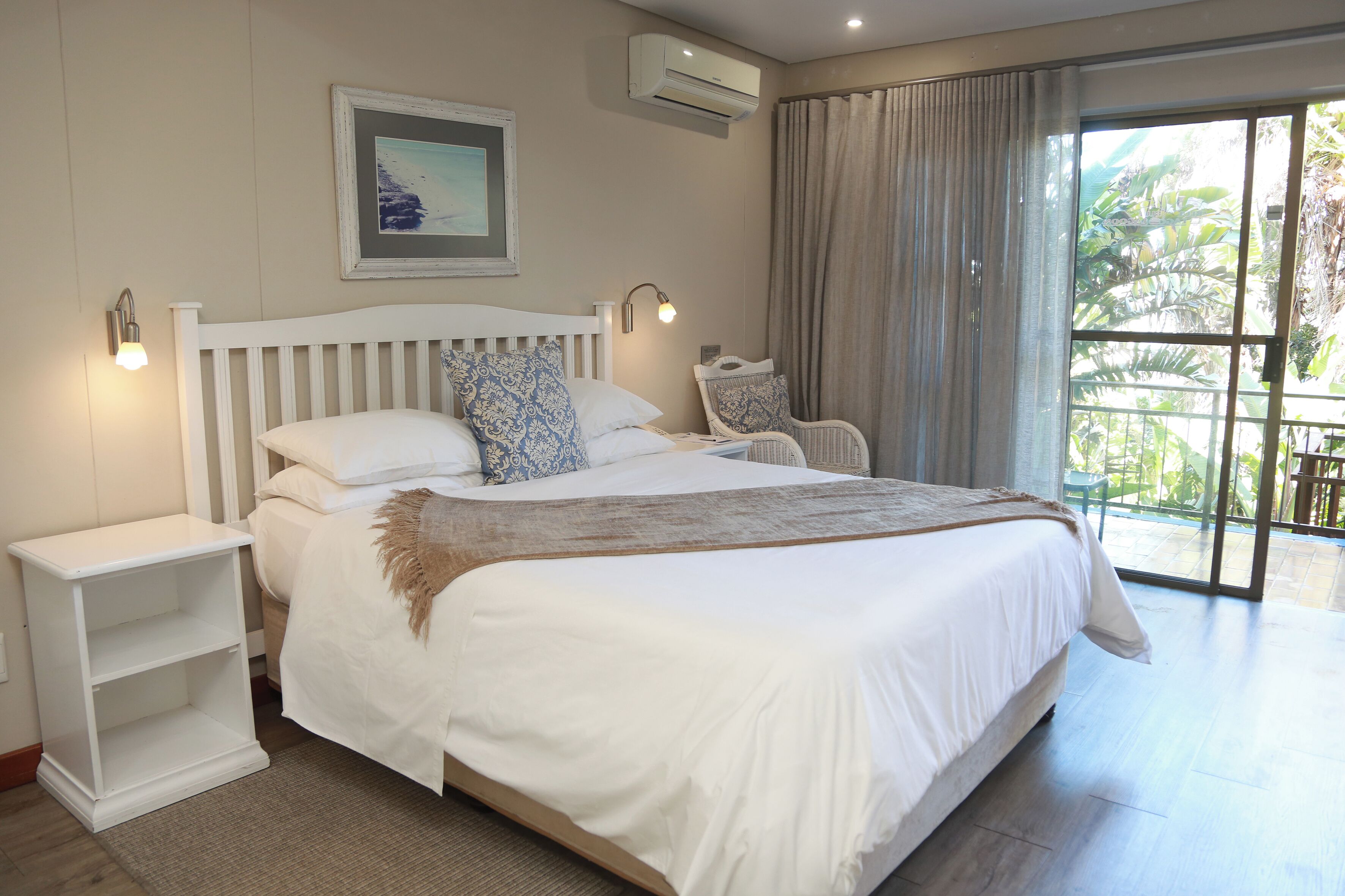 商務客房 | 客房內保險箱、書桌、隔音、熨斗/熨衣板