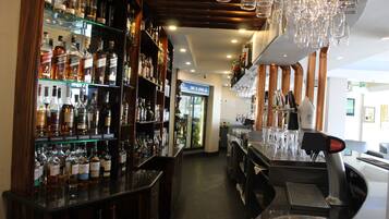 2 Bars/Lounges