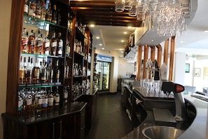 2 bars/lounges