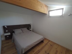 2 habitaciones, tabla de planchar con plancha y cuna de viaje 