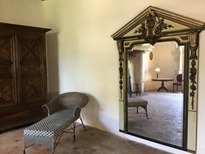 5 間睡房、書桌、熨斗/熨衫板、可攜式嬰兒床