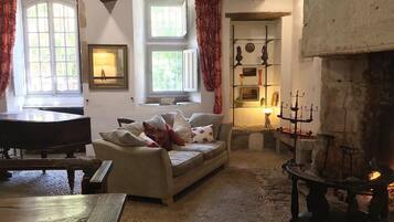 Televisión y chimenea