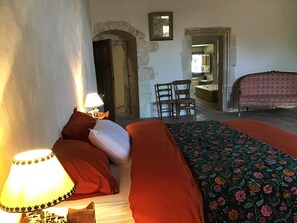 5 slaapkamers, een bureau, een strijkplank/strijkijzer, reisbedje