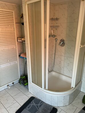 Bathtub, hair dryer, towels, soap - Apartment / House KaRo (Eschach)