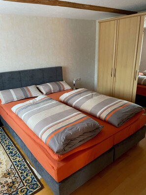 1 habitación, tabla de planchar con plancha, wifi gratis y ropa de cama 