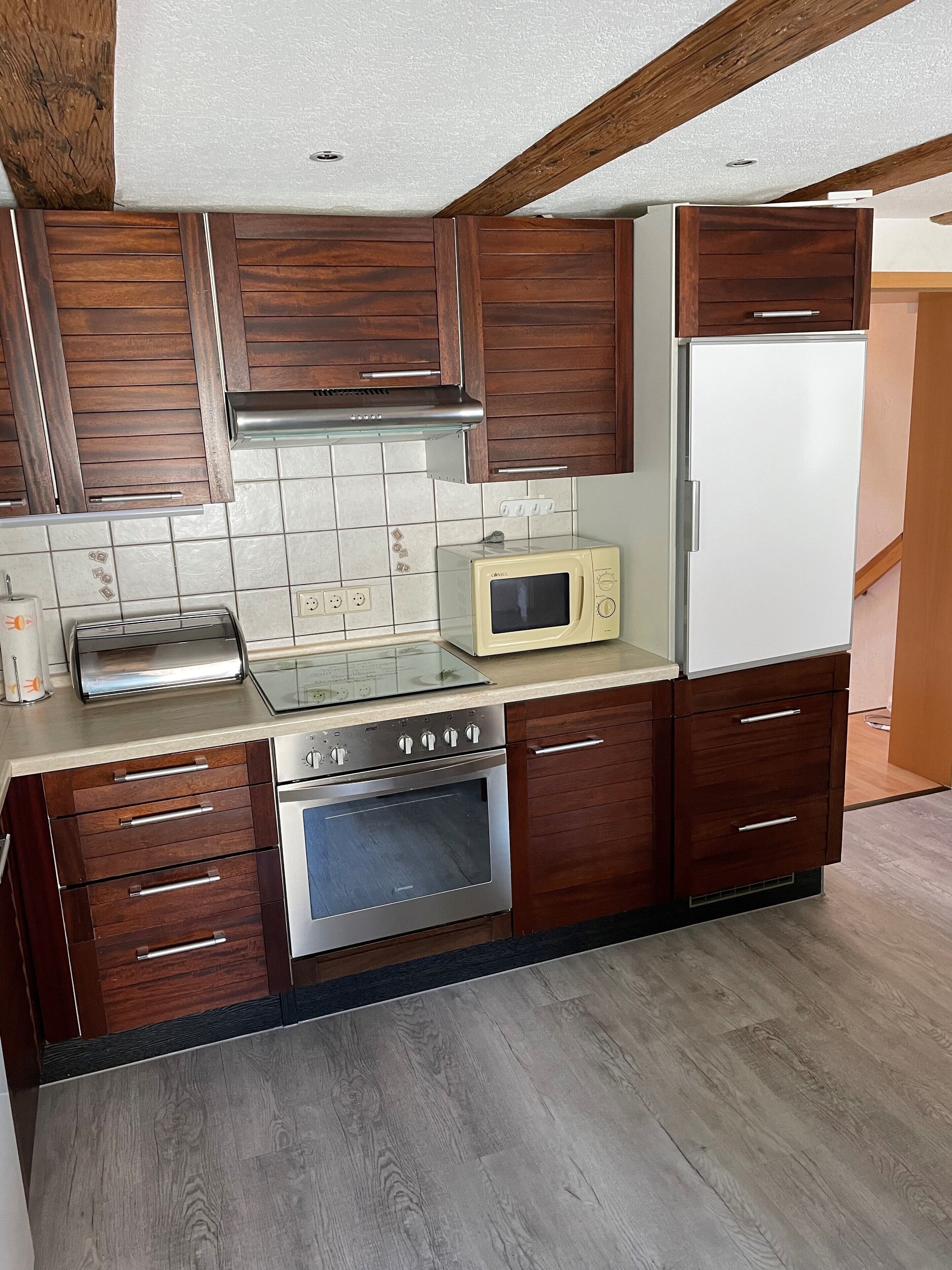 Jääkaappi, mikroaaltouuni, uuni, liesi