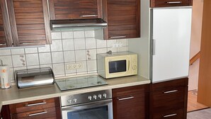 Kaffetrakter/tekoker, kjøleskap, mikrobølgeovn og kokeplater
