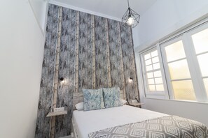 Tabla de planchar con plancha, wifi gratis y ropa de cama