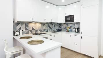 Een koelkast, een magnetron, een oven, een koffiezetapparaat/waterkoker