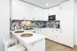 Refrigerador, microondas, horno y cafetera y tetera 