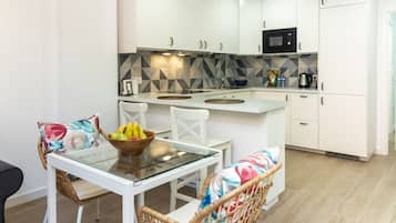 Fridge, microwave, oven, coffee/tea maker