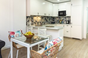 Fridge, microwave, oven, coffee/tea maker