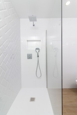 Dusche, Haartrockner, Handtücher