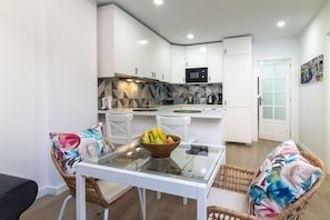 Kühlschrank, Mikrowelle, Ofen, Wasserkocher mit Kaffee-/Teezubehör