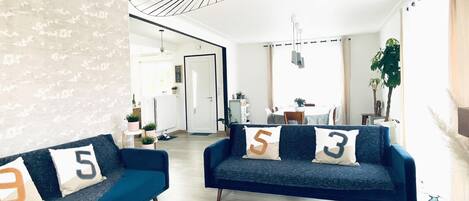 Una televisión, una chimenea