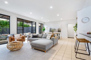 Smart TV, fireplace, books, stereo - Beach Relax - Ocean Grove -Surf, Cafes, Wineries, Bars, NEW cozy Gas Fireplace! (Ocean Grove)