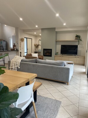 Smart TV, fireplace, books, stereo