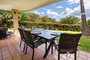 Outdoor dining - Kihei Alii Kai D104 - Private Large 1 bedroom close to the Beach and Restaurants (Kihei)
