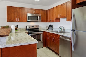 Refrigerador, microondas, horno y parrilla de estufa