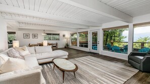 Smart-TV, Kamin, Videospiele, Hulu