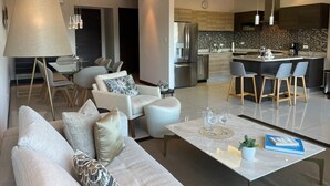 Una sala moderna con sofá, mesa de centro y comedor.