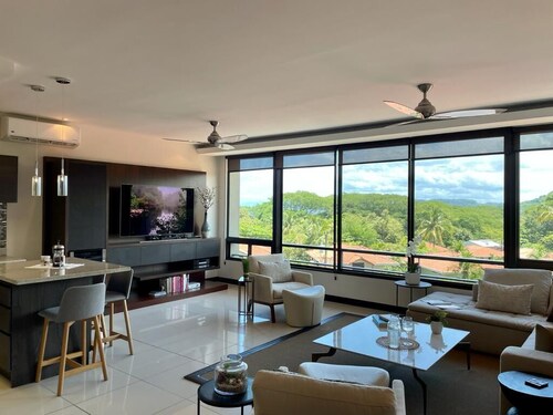 Luxurious, ocean-view condo. Easy 5 minute walk to beach and restaurants!