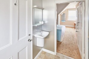 Bathtub, hair dryer, towels - Host & Stay | Sea View @ 44 (Whitby)