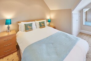 3 bedrooms, iron/ironing board, internet, bed sheets - Host & Stay | Sea View @ 44 (Whitby)