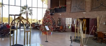 Fully furnished condo adjacent to golf course. 2 minute walk the London Bridge