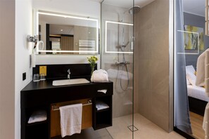 Regadera, regadera tipo lluvia, secadora de cabello, toallas 