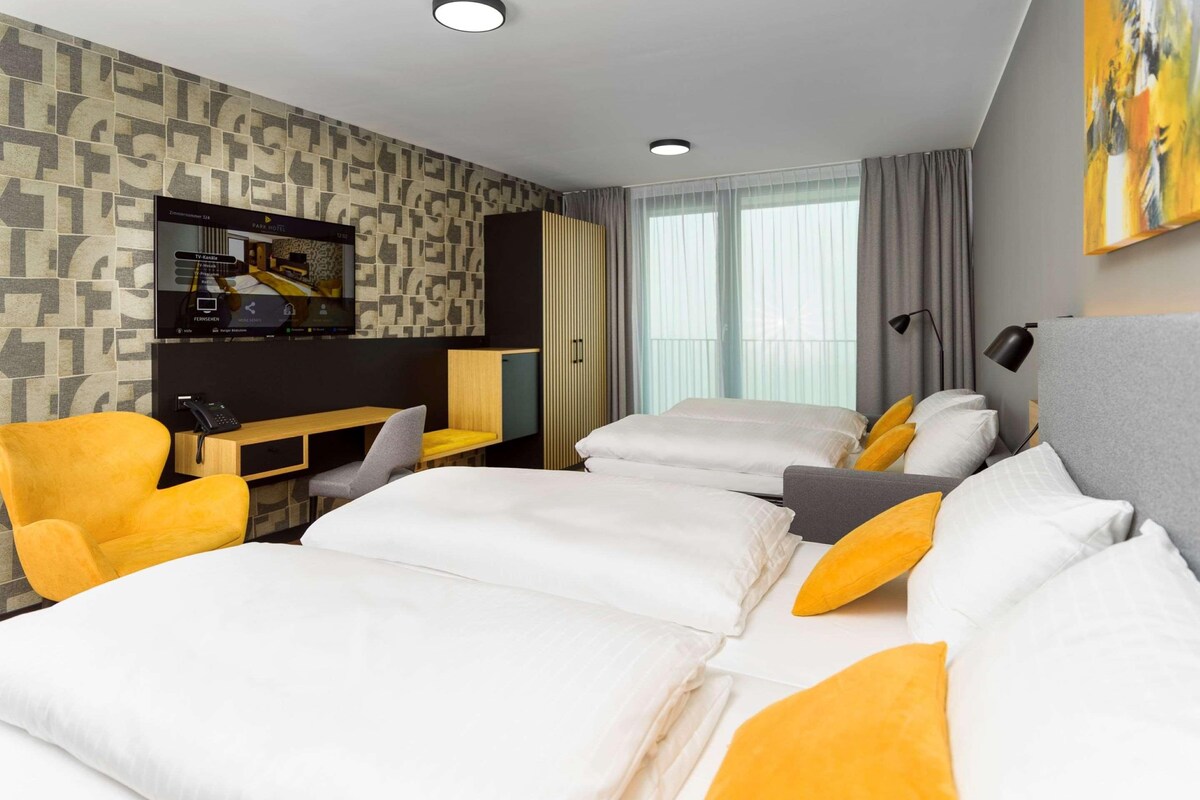 Accessible  2 Single Mobility Accessible Roll In Shower Family Room Sofabed Balcony AirConditioned