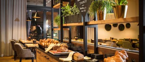 Desayuno buffet todos los días (EUR 19 por persona)