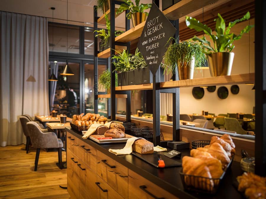 Petit déjeuner buffet (19 EUR par personne)