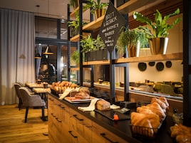 Desayuno buffet diario (EUR 19 por persona)