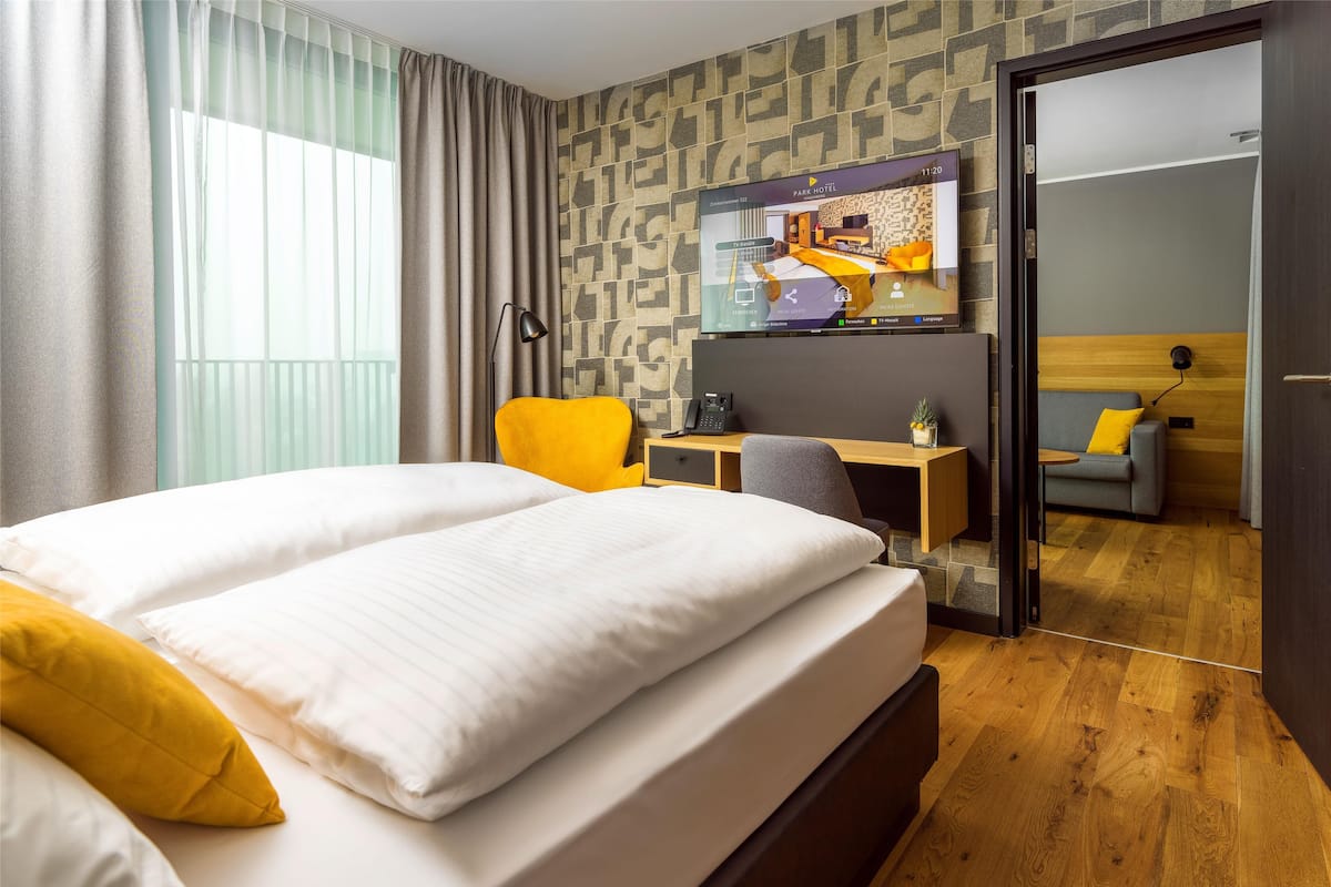 Business Room, 2 Twin Beds, Balcony (Separate Living Room;with Sofabed) | Hypo-allergenic bedding, free minibar, in-room safe, desk