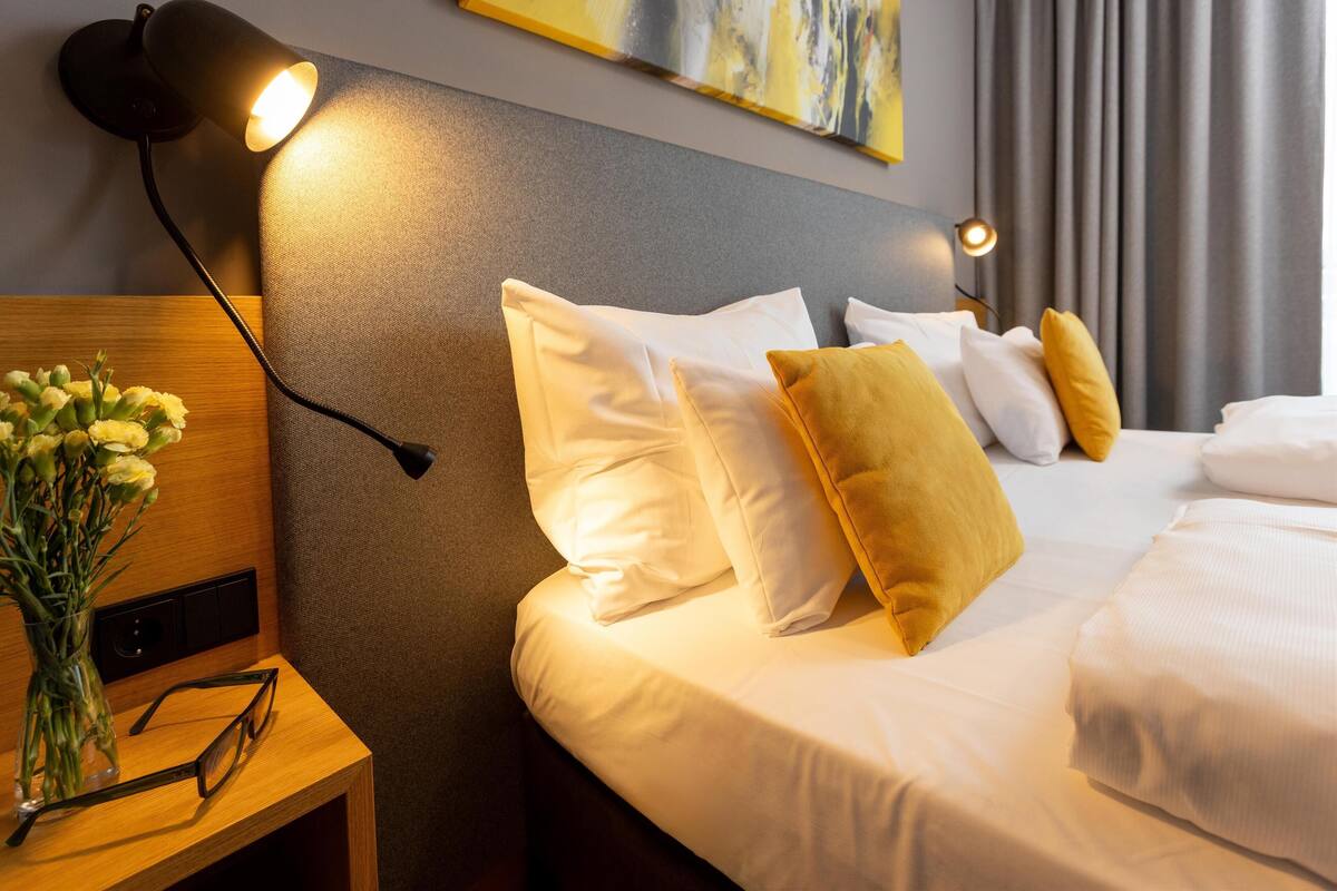 hypo-allergenic bedding, free minibar, in-room safe, desk