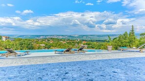 A heated pool - Villa Ikarus - fascinating luxury villa with outstanding extras for 10 people by MyWaycation (Zmijavci)