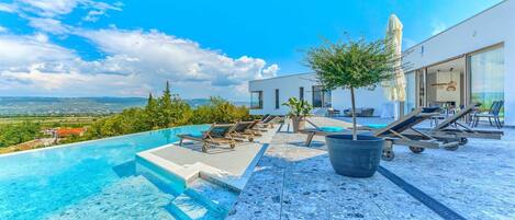 Lämmitetty uima-allas