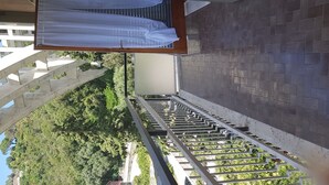 Eine Treppe mit Metallgeländer führt zu einem Hauseingang.