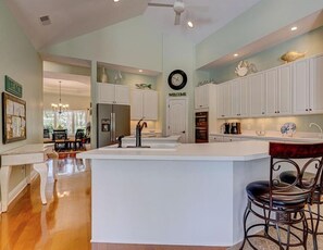 Fridge, microwave, coffee/tea maker, toaster - Something for everyone- private pool on the water and pool table! (Hilton Head)
