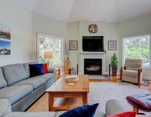 Smart TV - Something for everyone- private pool on the water and pool table! (Hilton Head)