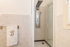 Dusche, Haartrockner, Bidet, Seife