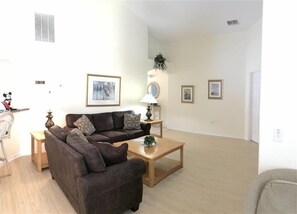 House, 4 Bedrooms | Living area