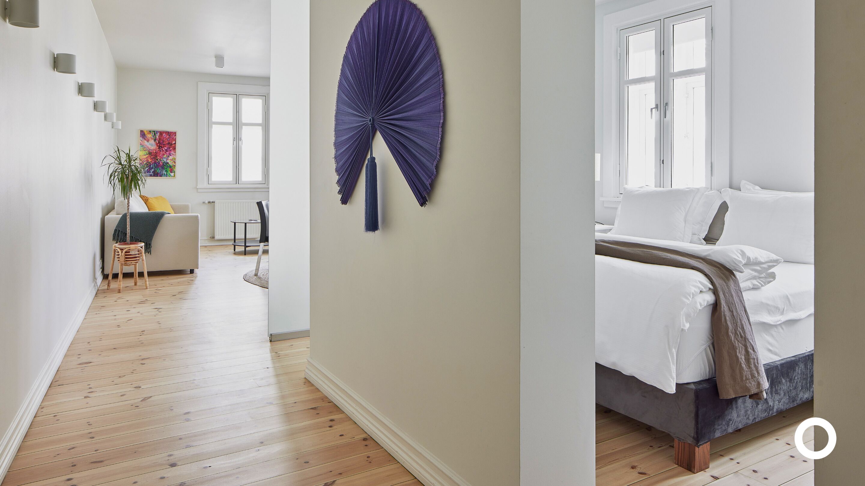 Een moderne hotelkamer met een groot bed, een nachtkastje en uitzicht op de stad.