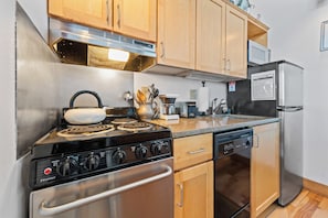 Kühlschrank, Mikrowelle, Ofen, Herdplatte