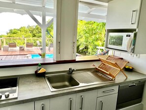 Fridge, microwave, stovetop, dishwasher - Case Coco Pointe Batterie, swimming pool, sea view 4 pers., Case Coco. 2 chambres, vue mer, piscine (Deshaies)
