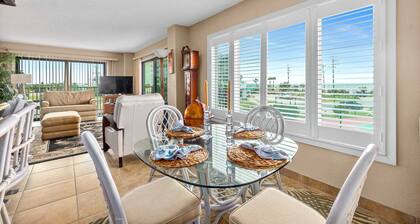 Direct Beach Views - Sleeps 4, Corner Unit Tennis - Pool