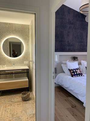 4 bedrooms, iron/ironing board, travel cot, free WiFi - 3 minutes from the center (Provencal village) and shops: Mas St Olive with swimming pool (Maussane-les-Alpilles)