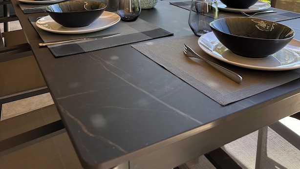 An outdoor dining area with a table set for four, surrounded by chairs, and a view of trees and sky. - 3 minutes from the center (Provencal village) and shops: Mas St Olive with swimming pool (Maussane-les-Alpilles)