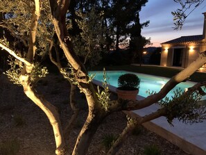 Een buitenzwembad en een verwarmd zwembad